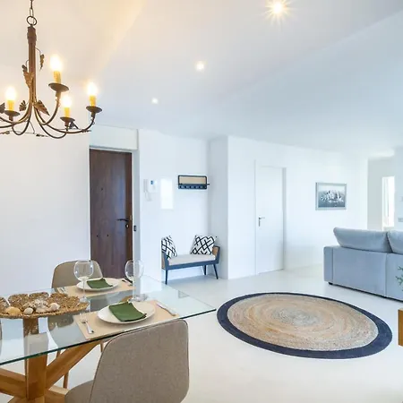 Banus - Center - Prime Location - Bright3br - 2ba - Sea Views From Living Room, Bedrooms & Terrace - Outdoor Terrace Balcony - Steps From The - Walk Everywhere - Surrounded By Restaurants & Bars - Ideal For Families Apartment *
