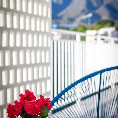 Banus - Center - Prime Location - Bright3br - 2ba - Sea Views From Living Room, Bedrooms & Terrace - Outdoor Terrace Balcony - Steps From The - Walk Everywhere - Surrounded By Restaurants & Bars - Ideal For Families