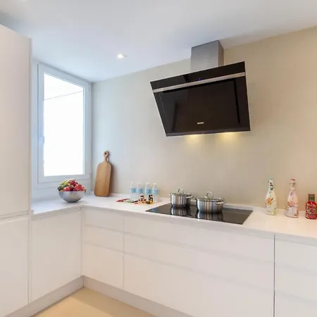 Banus - Center - Prime Location - Bright3br - 2ba - Sea Views From Living Room, Bedrooms & Terrace - Outdoor Terrace Balcony - Steps From The - Walk Everywhere - Surrounded By Restaurants & Bars - Ideal For Families Marbella