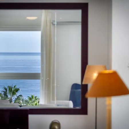 Banus - Center - Prime Location - Bright3br - 2ba - Sea Views From Living Room, Bedrooms & Terrace - Outdoor Terrace Balcony - Steps From The - Walk Everywhere - Surrounded By Restaurants & Bars - Ideal For Families * Marbella