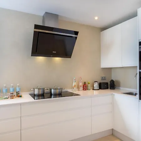 Apartment Banus - Center - Prime Location - Bright3br - 2ba - Sea Views From Living Room, Bedrooms & Terrace - Outdoor Terrace Balcony - Steps From The - Walk Everywhere - Surrounded By Restaurants & Bars - Ideal For Families *